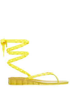 Желтые женские пляжные тапочки rockstud troc с детализацией Valentino Garavani