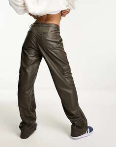 Широкие брюки карго из искусственной кожи цвета хаки Pull&amp;Bear