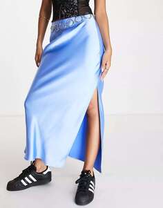 Синяя атласная юбка-комбинация миди с цепочным поясом COLLUSION