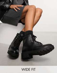 Черные широкие ботинки из искусственной кожи с контрастной строчкой и шнуровкой New Look