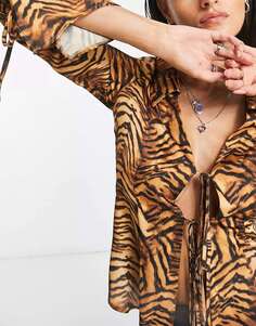 Атласная рубашка узкого кроя с завязкой спереди и манжетами ASOS с тигровым принтом