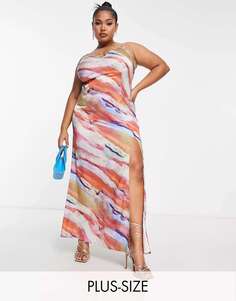 Эксклюзивное атласное платье макси In The Style x Yasmin Devonport с глубоким вырезом спереди и абстрактным принтом