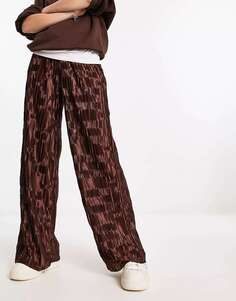 Шоколадно-коричневые широкие брюки из атласа и плиссе Urban Threads