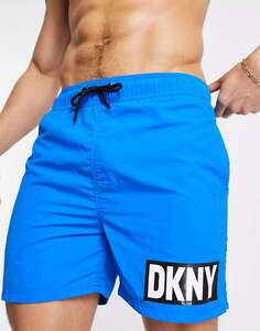 Короткие плавки синего и черного цвета с логотипом DKNY