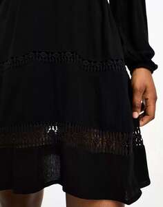 Черное плиссированное платье с кружевной вставкой и v-образным вырезом Pimkie