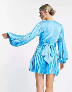 Эксклюзивное синее атласное мини-платье с плиссировкой и поясом In The Style x Billie Faiers