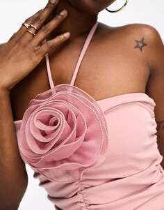 Эксклюзивное розовое платье миди In The Style со сборками и вырезом-халтер и разрезом до бедра
