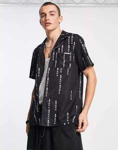 Черная рубашка с короткими рукавами и воротником Liquor N Poker с японским текстовым принтом по всей поверхности