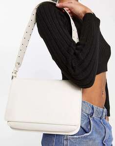 Кожаная сумка на плечо Urbancode с клапаном и ремешком с заклепками кремового цвета