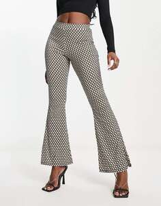 Расклешенные брюки In The Style x Billie Faiers с геопринтом
