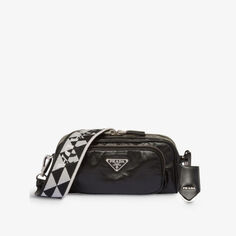 Кожаная сумка на плечо с металлическим логотипом Prada, черный