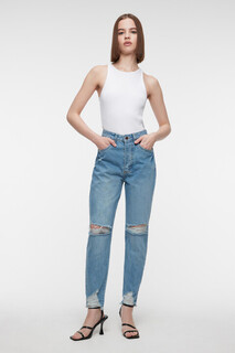 брюки джинсовые женские Джинсы mom-fit с рваными краями и коленями Befree