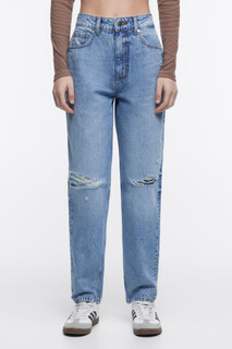 брюки джинсовые женские Джинсы mom с рваными коленями Befree