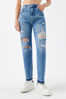 брюки джинсовые женские Джинсы mom с рваными коленями Befree