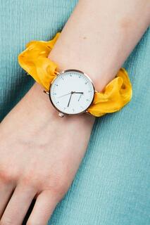 Женские наручные часы с браслетом горчичного цвета ручной работы на эластичном ремешке The Colourful Aura, желтый