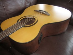 Акустическая гитара Luna Wabi Sabi Folk Solid Spruce Top A/E Guitar
