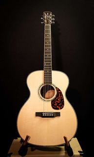 Акустическая гитара Larrivée OM-05 Vine Logo, Moon Spruce &amp; Mahogany Larrivee