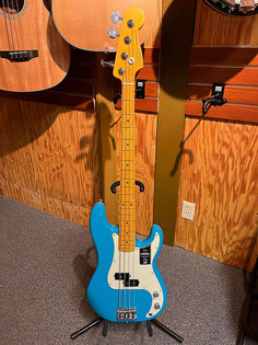 Басс гитара Fender American Professional II Precision Bass with Maple Fretboard 2020 - Present - Miami Blue