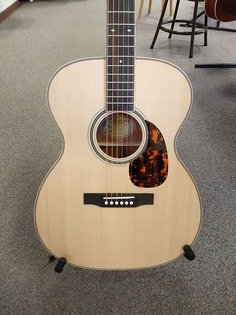 Акустическая гитара Larrivee OM-40 Acoustic Guitar, Mahogany Back and Sides, Natural with Hardshell Case