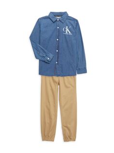 Комплект из двух предметов: рубашка из шамбре и джоггеры с логотипом для маленького мальчика Calvin Klein, цвет Blue Tan Combo