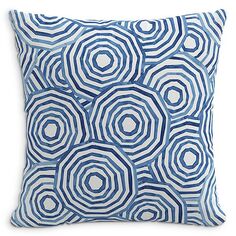 Декоративная подушка Umbrella Swirl, 18 x 18 дюймов Cloth &amp; Company, цвет Blue