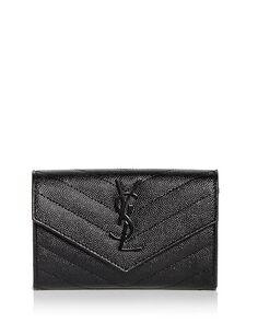 Кассандра Мателасс&amp;;eacute; Маленький кошелек-конверт из кожи с тиснением Grain De Poudre Saint Laurent, цвет Black