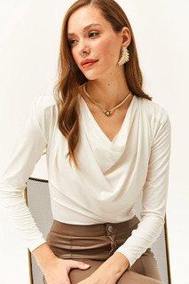Женская блузка цвета экрю со складками и воротником-стойкой Olalook