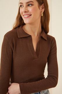 Женская коричневая трикотажная блузка с воротником-поло Happiness İstanbul, коричневый