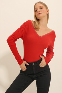Женская красная блузка с v-образным вырезом сзади и кружевом с подробными деталями ALC-X11246 Trend Alaçatı Stili, красный
