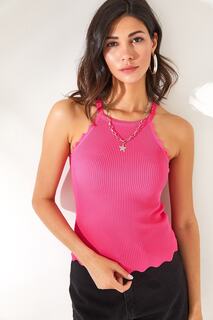 Женская летняя трикотажная блузка цвета фуксии с воротником-халтером и оборками Olalook, розовый