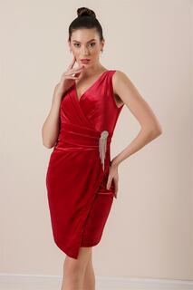 Бархатное короткое платье без рукавов с присборенной талией и каменными аксессуарами Красное By Saygı, красный