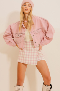 Женская розовая укороченная джинсовая куртка с эффектом стирки на кнопках ALC-X9823 Trend Alaçatı Stili, розовый