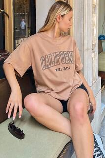 Норковая женская футболка оверсайз с принтом West Coast Swist, коричневый