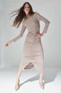Ограниченная серия трикотажного платья из норки с разрезом и вырезами Trendyol, коричневый