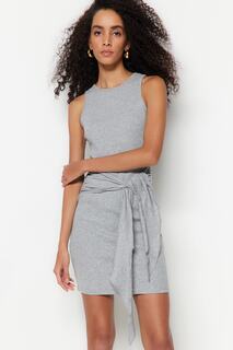 Серое меланжевое мини-трикотажное платье с круглым вырезом и завязками в рубчик Trendyol, серый