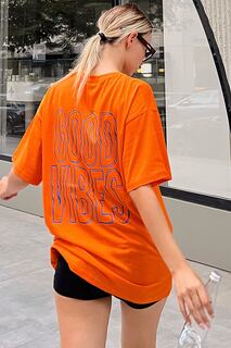 Оранжевая женская футболка оверсайз с принтом на спине Good Vibes Swist, оранжевый