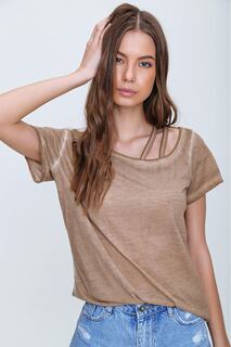 Женская темно-бежевая стираная футболка с ремешком MDA-1124 Trend Alaçatı Stili, бежевый