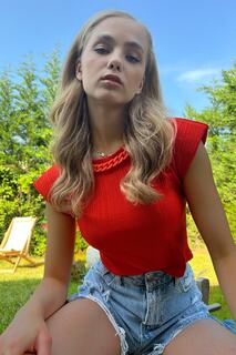 Женская укороченная трикотажная блузка с коралловым воротником и аксессуарами Trend Alaçatı Stili, красный