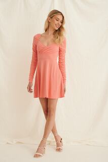 Платье с длинными рукавами из переработанных материалов и драпировкой – пыльный коралловый NA-KD, розовый