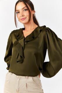 Женская эластичная хлопковая атласная блузка цвета хаки с оборками на плечах и присборенными рукавами armonika
