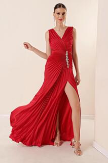 Плиссированное длинное платье с V-образным вырезом спереди и сзади на подкладке с камнями By Saygı, красный