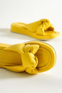 Комфортные желтые женские тапочки Capone на плоском каблуке с перекрестной окантовкой и мягкими полосками Capone Outfitters, желтый