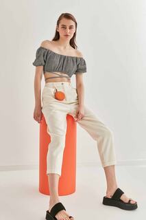 Женские брюки цвета экрю со складками спереди и морковкой Vitrin