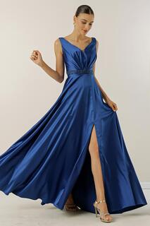 Длинное атласное платье широкого размера с V-образным вырезом, толстым ремешком на талии, подкладкой из бисера By Saygı, темно-синий