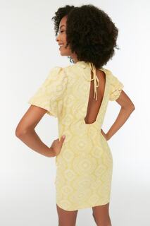 Желтое тканое платье с открытой спиной и вышивкой Trendyol, желтый