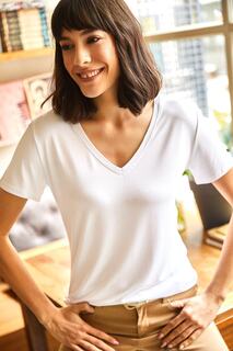 Женская базовая трикотажная футболка из вискона цвета экрю с v-образным вырезом Olalook
