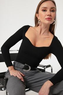 Женский черный вязаный свитер в рубчик с вырезом сердечком Lafaba