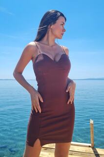 Женское коричневое платье с мини-разрезом и регулируемым ремешком с воротником-стойкой Trend Alaçatı Stili, коричневый