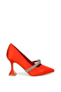 Атласные туфли-лодочки с отделкой стразами &apos;Beau&apos; на среднем высоком каблуке с атласным носком и острым носком XY London, красный