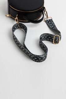 Круглая сумка через плечо &apos;Rome&apos; со змеиным ремешком Betsy &amp; Floss, черный